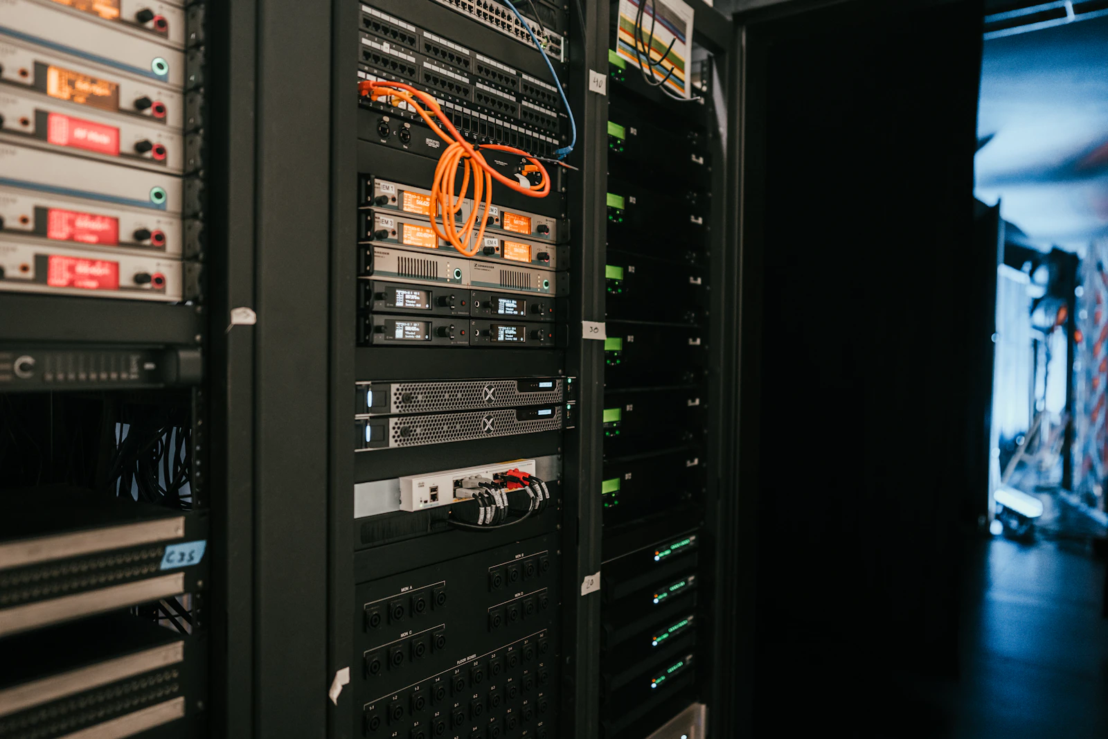Cloudflare blockt AI-Crawler: Warum das für die meisten KMU der falsche Reflex ist – Titelbild