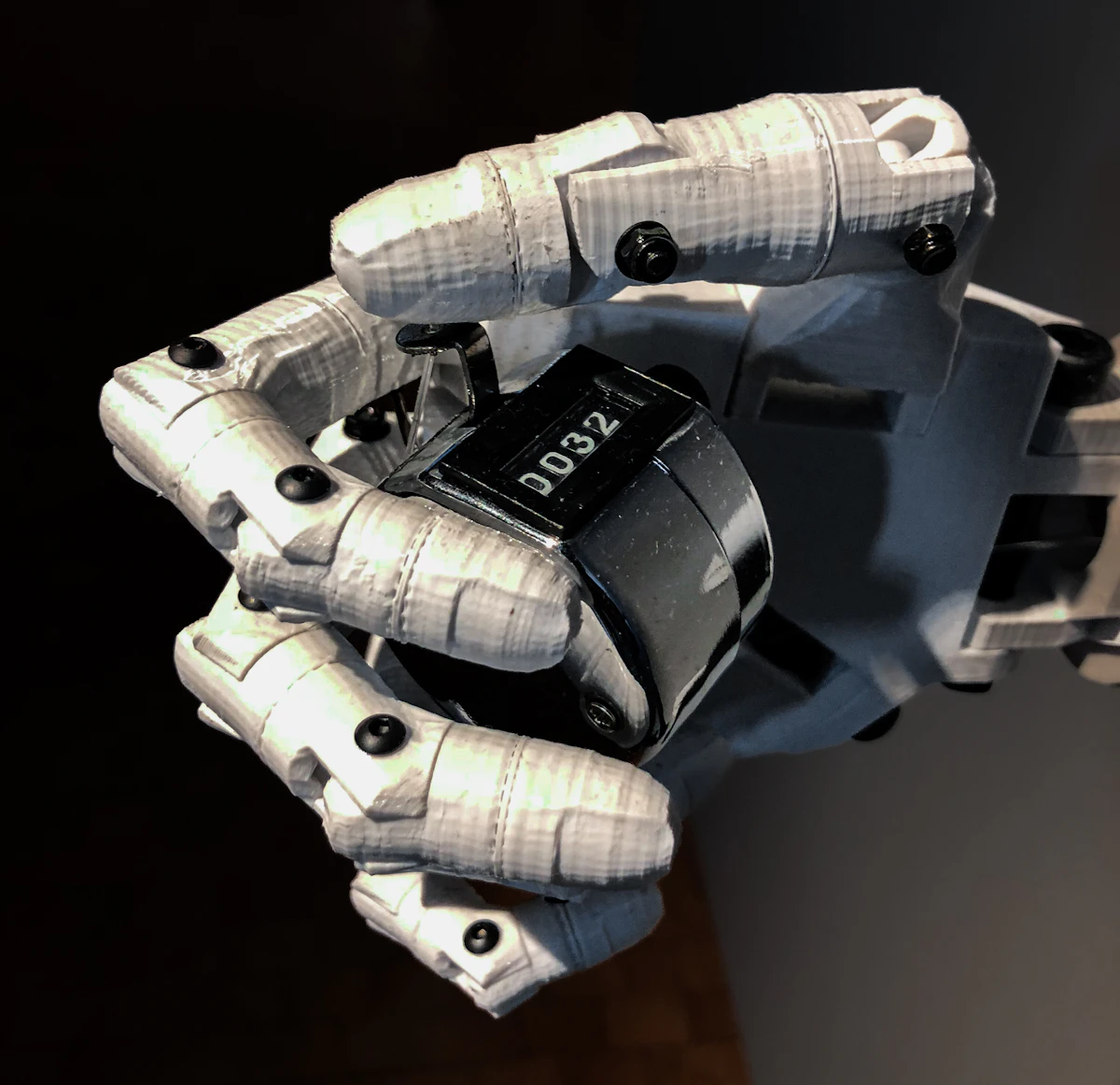 Nahaufnahme einer Roboterhand – Sinnbild für automatisierte Crawler, die zwischen erwünschtem und unerwünschtem Bot-Traffic unterschieden werden müssen